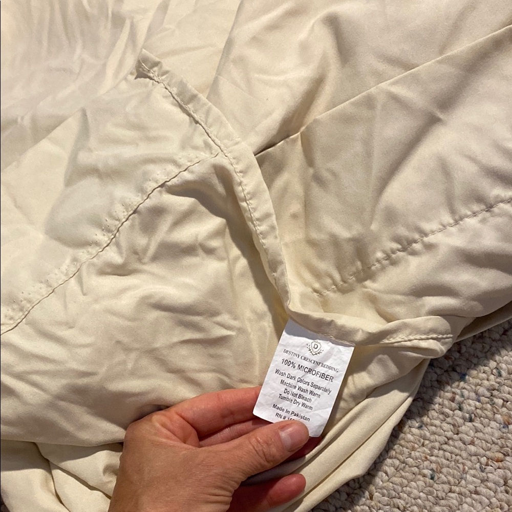 Ivory/beige sheets - Picture 2 of 4